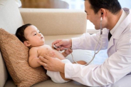 Khi trẻ bị sốt cao, liên tục mẹ cần phải làm gì?