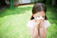 Trẻ bị sổ mũi – Nguyên nhân và cách điều trị sổ mũi cho trẻ