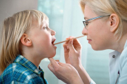 Trẻ bị viêm họng là do đâu và cách điều trị như thế nào?