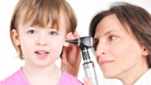 Trẻ bị viêm tai giữa, trẻ bị sổ mũi mẹ nên làm gì đầu tiên?
